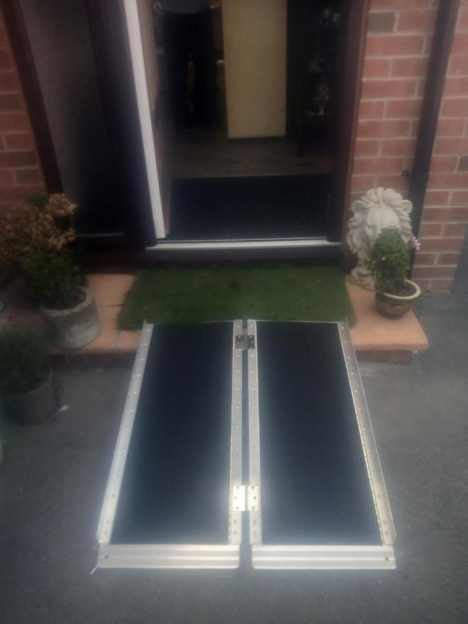 Self Contained Ground Floor Bedroom With Ensuite Wet Room Continental Breakfast Included Parking For 1 Car Outside Heanor Buitenkant foto
